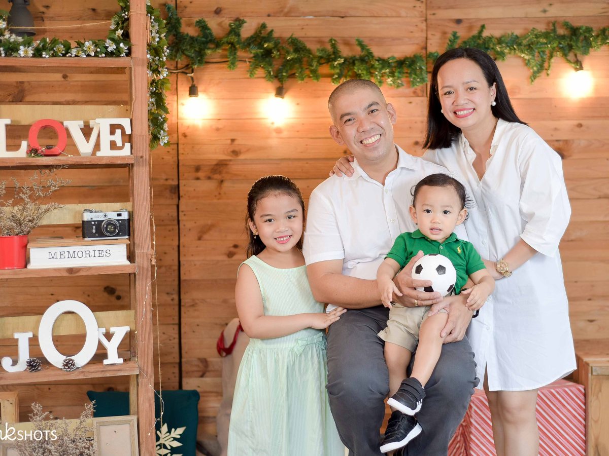 Family Christmas Photoshoot | Winkshots Studio&nbsp;Indang